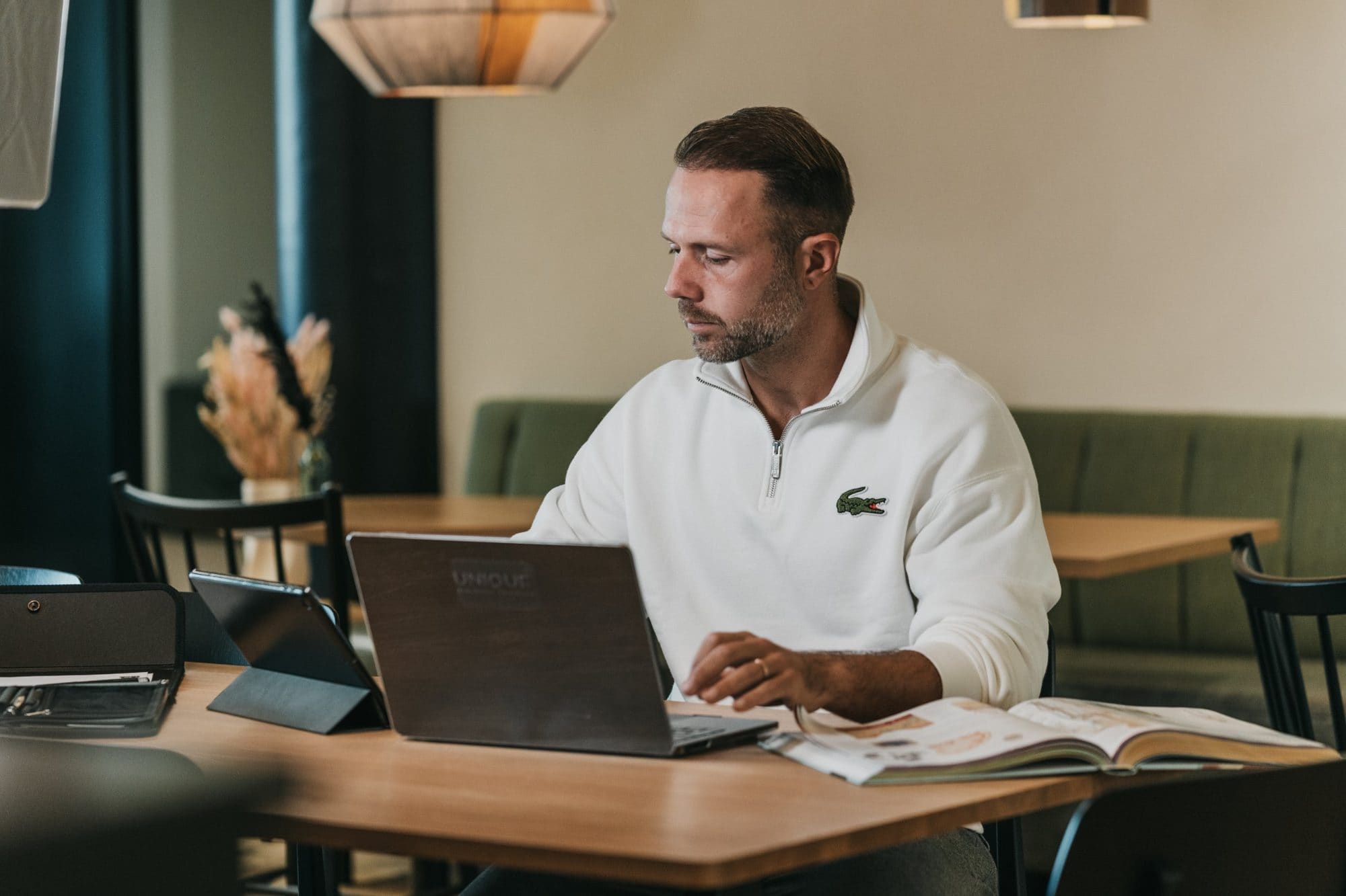 Markus Mink plant ein Online-Coaching am Laptop